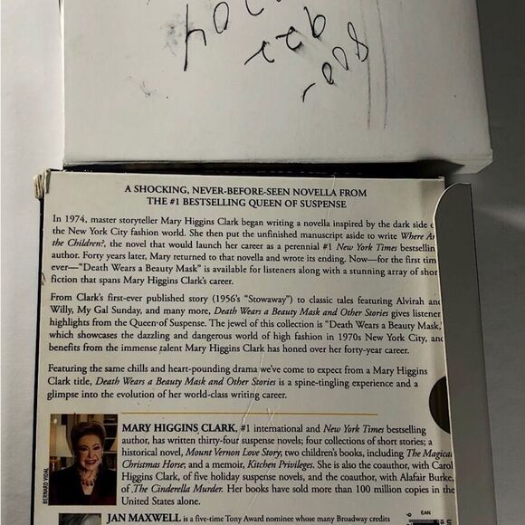 Mary Higgins Clark-Death Wears A Beauty Mask - 8 CD audio book set - Picture 4 of 6